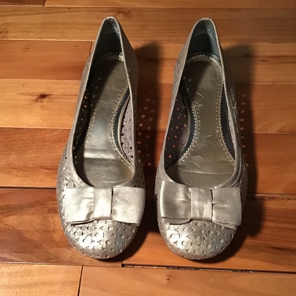 clarks flats silver